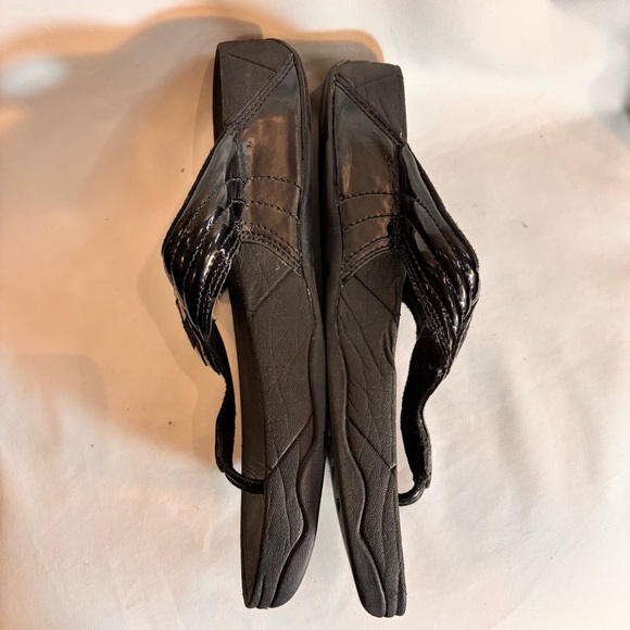 FITFLOP Sz 10 Pattent Leather Front Post Comfort Sole Slides aslip On Sandals - Picture 7 of 13